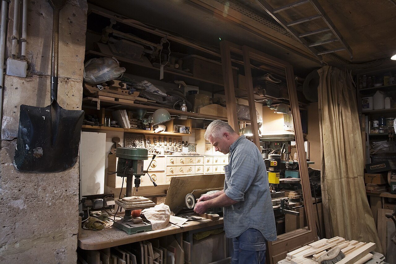 A furnished carpenter’s workshop in Paris provides context for inspecting surfaces and components before treatment. No cleaning method or safety approval is inferred from this scene.